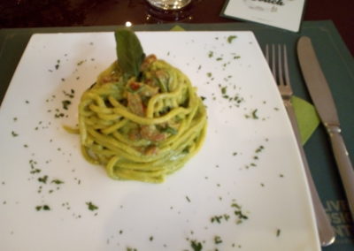 tonnarelli al pesto di rucola e pachino